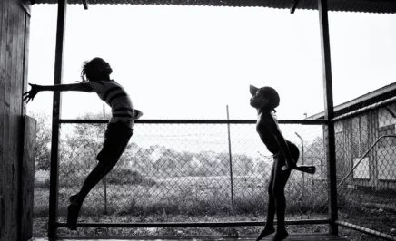 © Ingetje Tadros / AI. Two young Indigenous children playing on a verandah