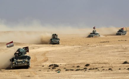 Iraqi pro-government forces advance towards the village of Sin al-Dhuban, south of Mosul, on October 27, 2016, during an operation to retake the main hub city from the Islamic State (IS) group jihadists.