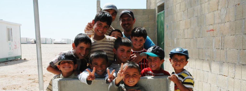 Syrian refugee children making the 'peace' sign with their hands. © Flickr/Trocaire