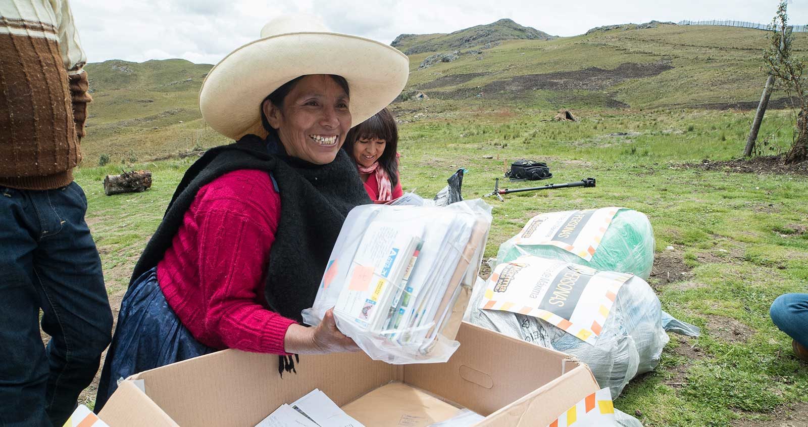 Máxima Acuña receives over 150 thousand letters from all over the world