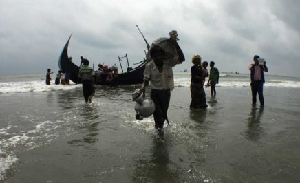 Rohingya refugees getting off the boat taking them from Myanmar to Bangladesh. © Amnesty International