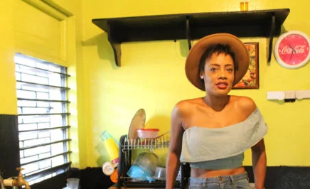 Shackelia Jackson, Nakiea Jackson' sister in the cookshop where police killed her brother. © AI