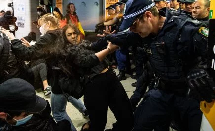 Police spraying protestors with pepper spray and grabbing them